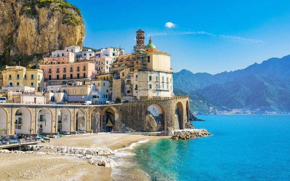 Borgo e spiaggia di Atrani, Campania, Italia