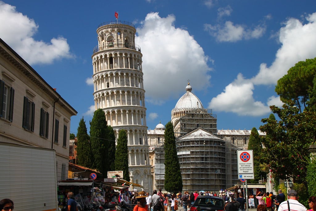 La Torre di Pisa vista dalla strada pedonale