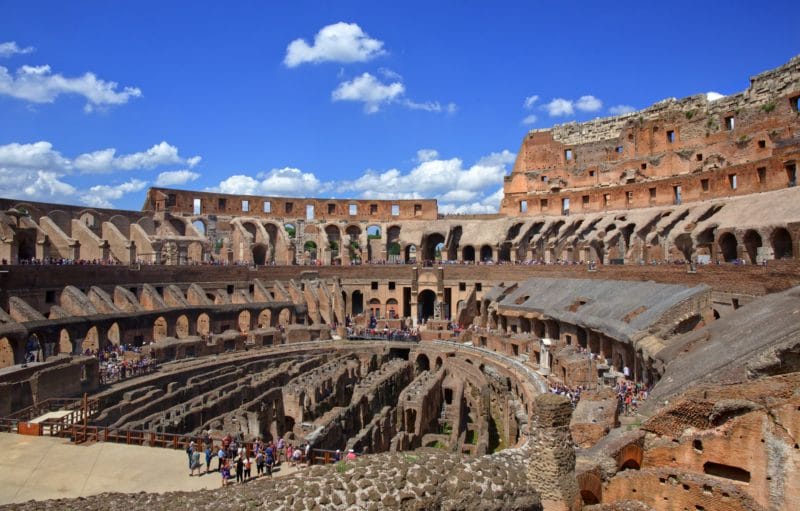 Le gradinate del Colosseo a Roma, Italia
