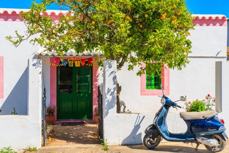Visita Ibiza in scooter
