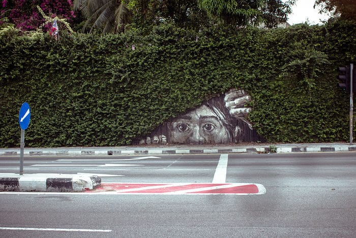 Arte di strada in interazione con la natura e l'ambiente