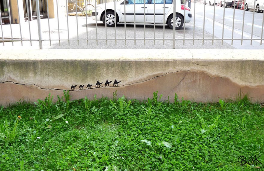 opere di street art in interazione con la natura