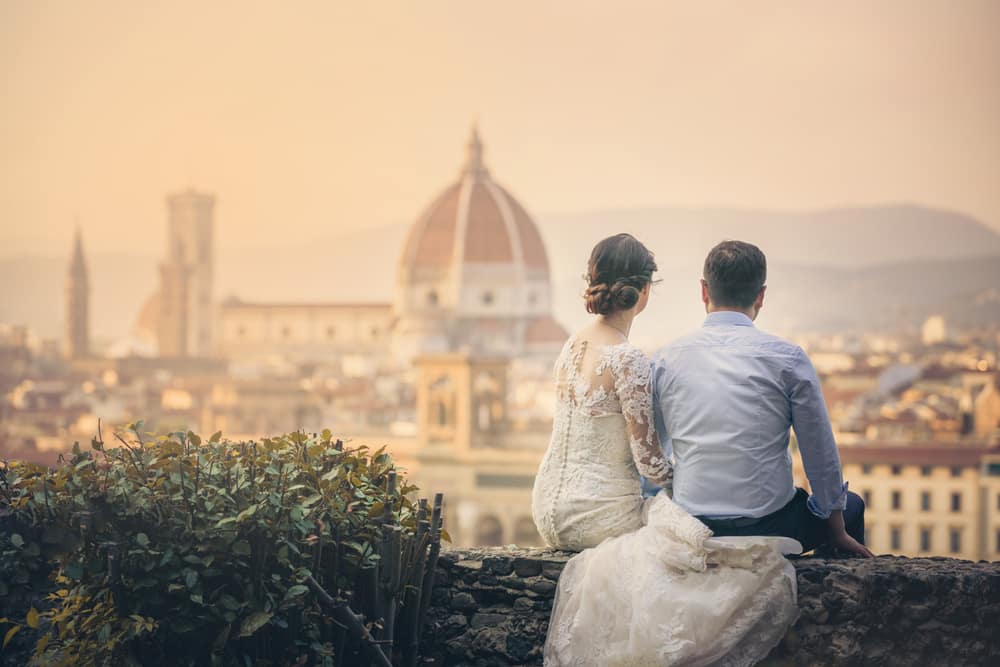 Couple de mariés faisant face au Dôme de Florence