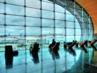 Voyageurs attendant dans une aire de repos à l'aéroport Paris-Charles de Gaulle