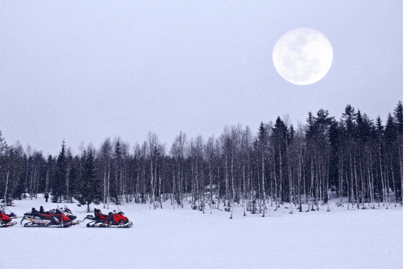 Luna piena e motoslitte a Rovaniemi