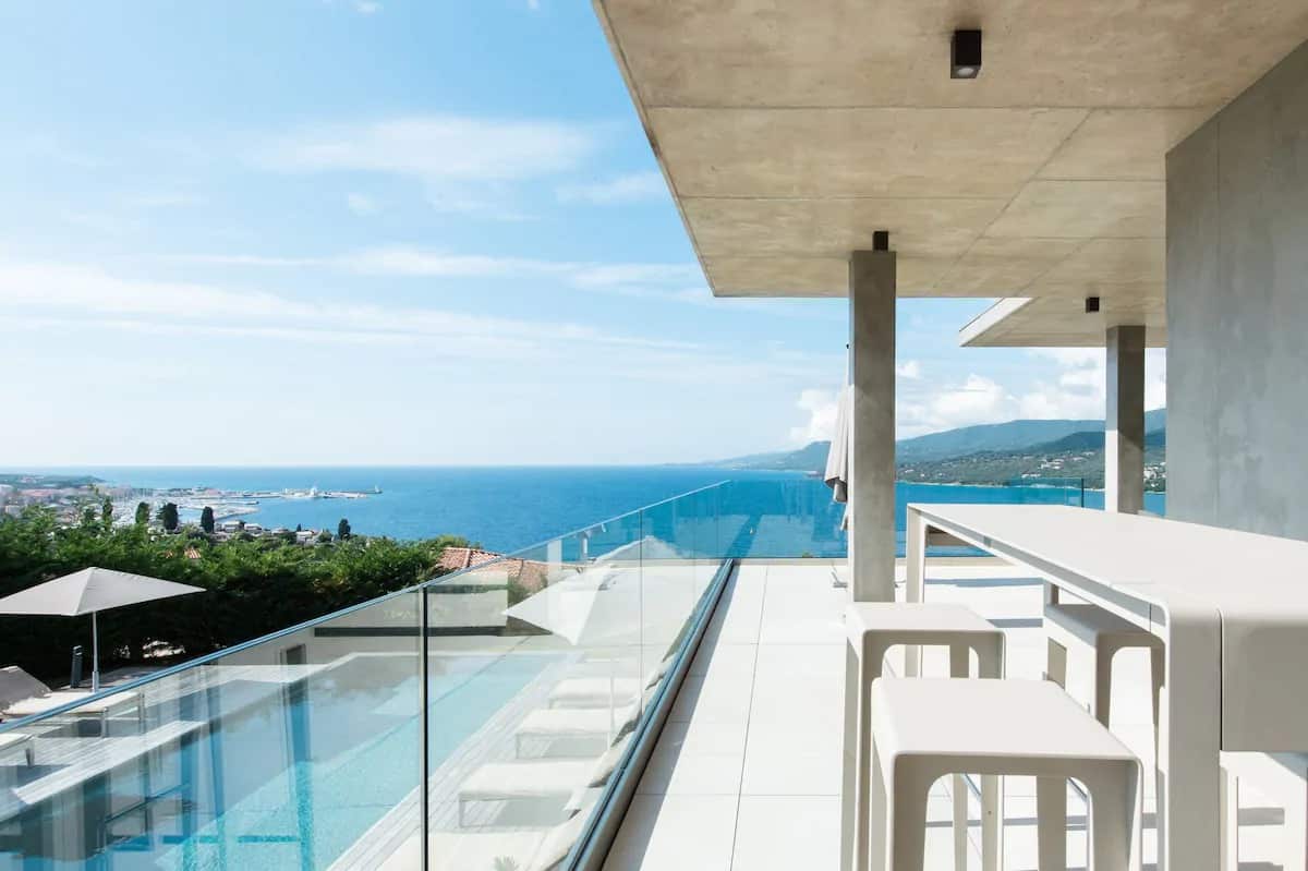 Maison d'architecte vue mer piscine chauffée