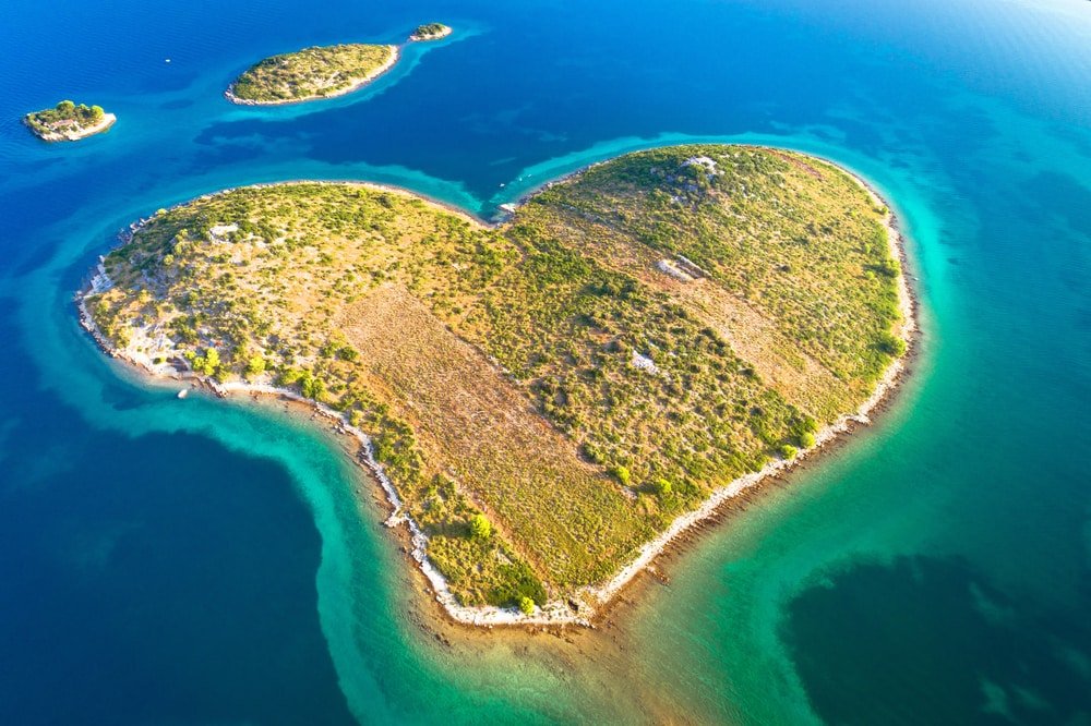 Isola a forma di cuore di Galesnjak nell'arcipelago di Zara