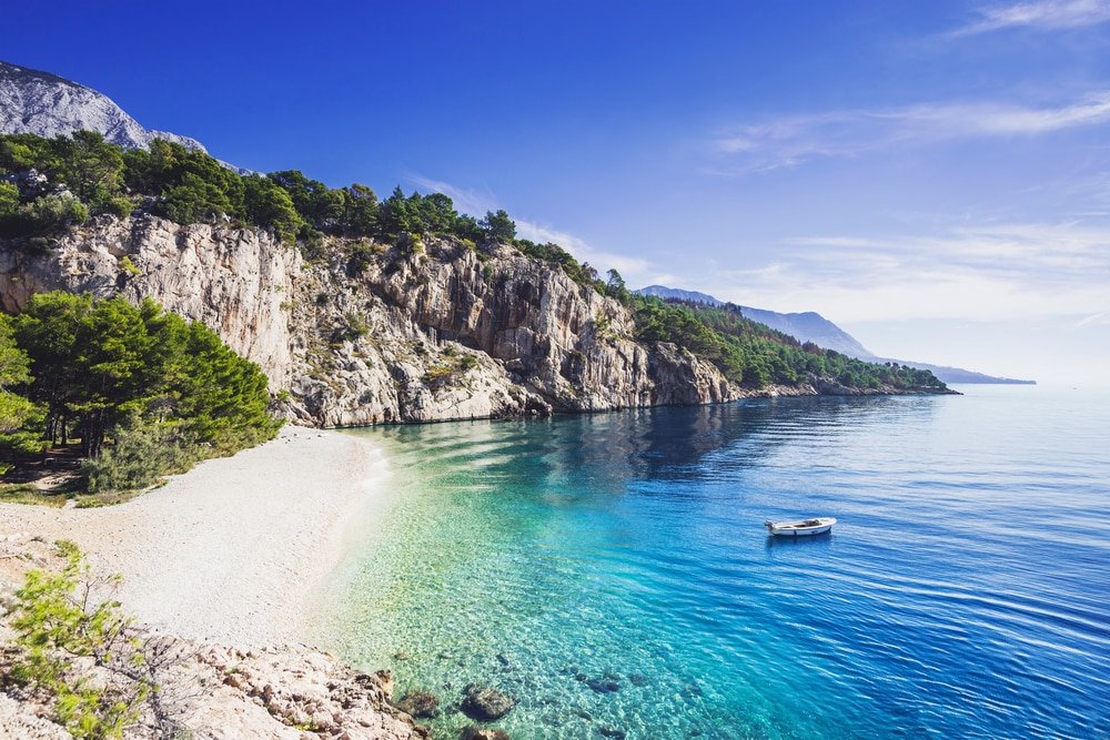 Bella spiaggia di Nugal vicino alla città di Makarska in Croazia