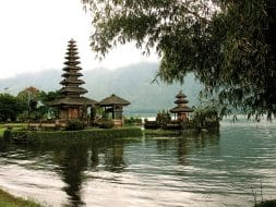 Temple Ulun Danu au bord du lac Bratan, Bali