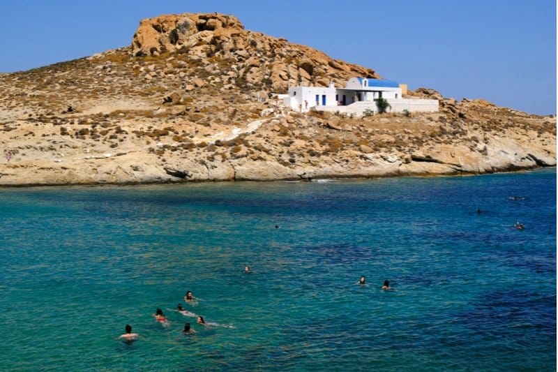 Spiaggia e chiesa di Agios Sostis, Serifos, Grecia