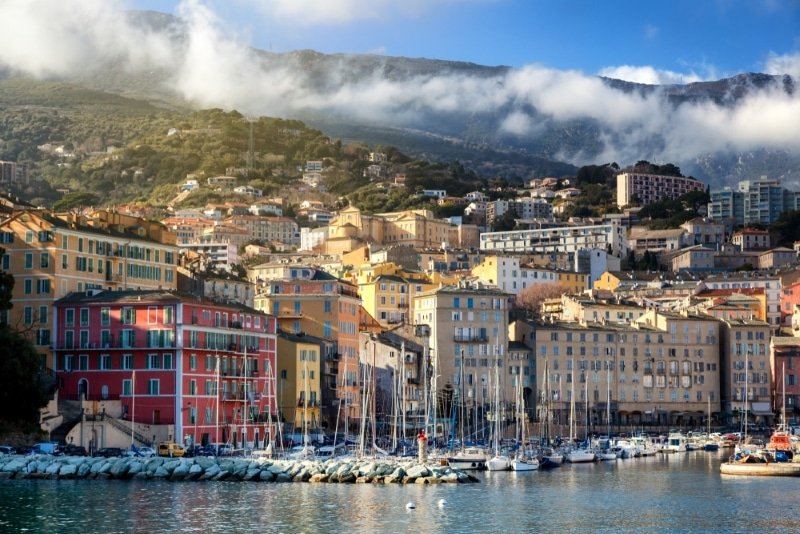il vecchio porto di Bastia e le sue case colorate