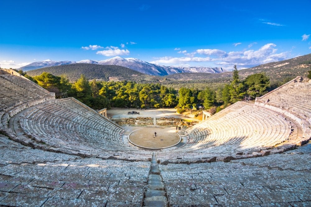 Il teatro antico di Epidauro (o "Epidavros"), prefettura di Argolide, Peloponneso, Grecia.