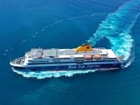 Photo aérienne d'un ferry blue star ferries dans les Cyclades