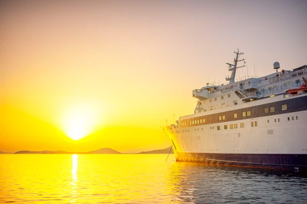 Traghetto e tramonto di Chios da Mykonos in traghetto
